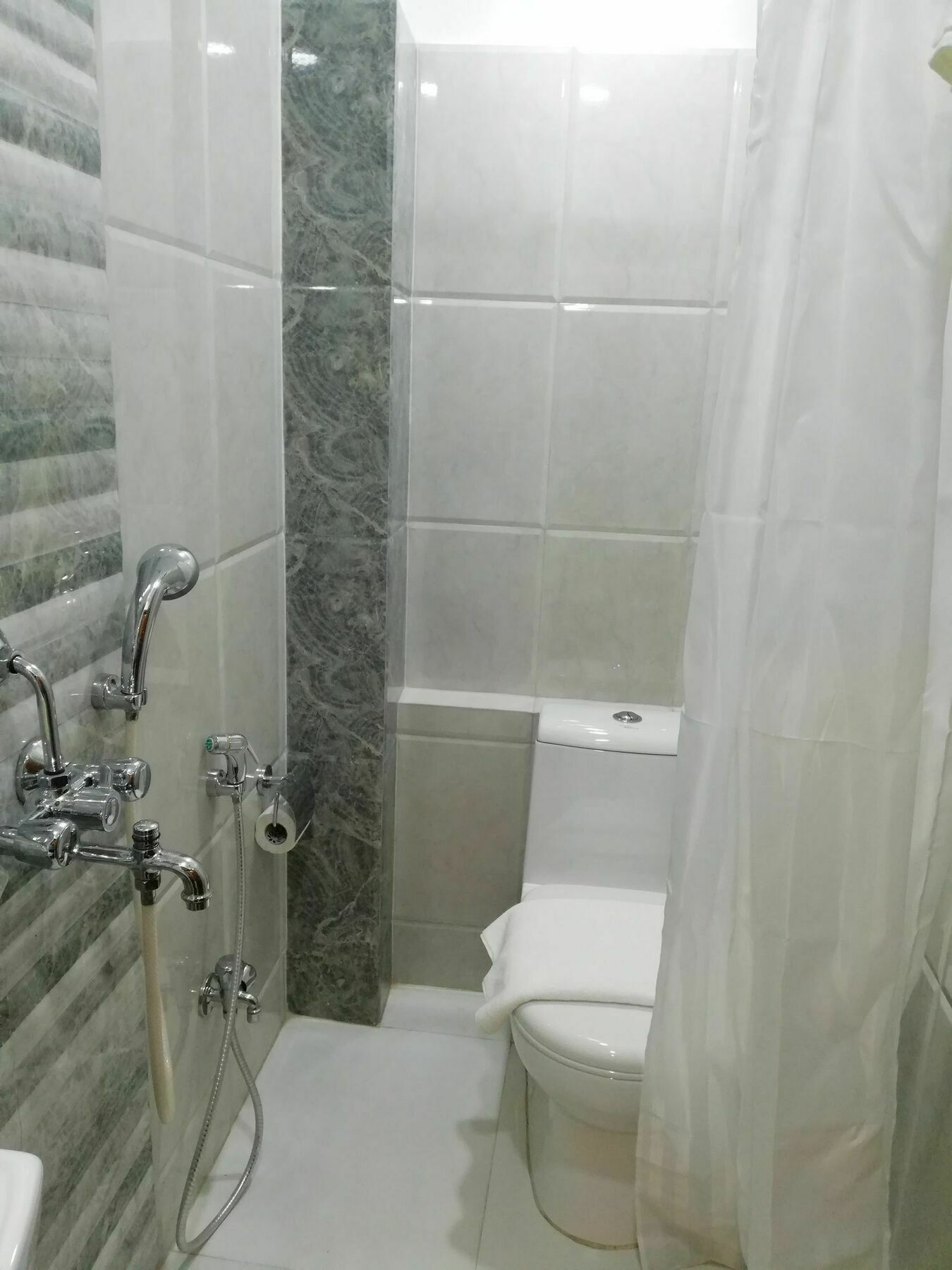 Emirates Hotel 2*
